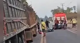 O motociclista seguia para o trabalho, quando caiu na pista e foi atingido pelo caminhão