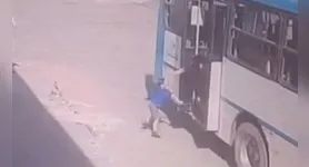 Motorista do ônibus arrancou antes da criança e mãe descerem e quase resulta em fatalidade