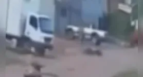 Ele teve um leve choque com outra motocicleta, perdeu o controle e colidiu com caminhonete