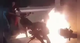 A motocicleta atingida foi completamente destruída pelo fogo