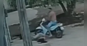 O homem desferiu golpes com o capacete, socos, chutes e ainda tentou passar com a moto em cima da mulher