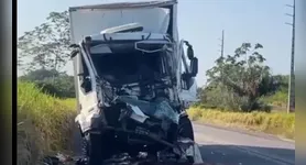 A frente da carreta ficou completamente destruída devido a colisão