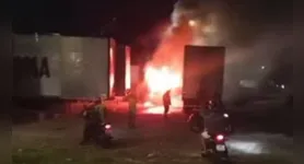 As chamas ocorreram durante a madrugada, que foram contidas pelos Bombeiros
