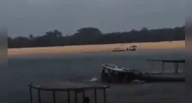A embarcação afundou e os passageiros pularam na água para se salvarem