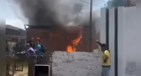 As chamas no imóvel foram contidas pelos bombeiros antes que atingisse outras residências