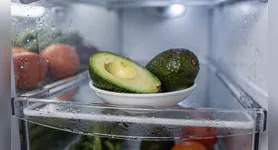 Abrir o abacate e não consumir ele todo requer cuidados na hora de armazenar a fruta