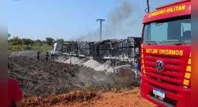 O fogo entre as carretas foi controlado por equipes do Corpo de Bombeiros