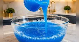 A mistura para o detergente caseiro envolve amido de milho