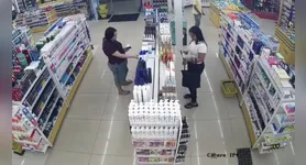 Câmeras registraram a mulher se passando por cliente para furtar os produtos da farmácia