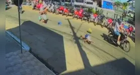 Na colisão, a criança chegou a ser arremessada e foi socorrida pela mãe