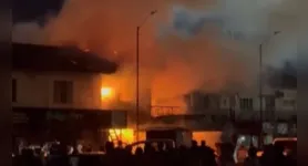 O fogo destruiu por completo o estabelecimento na feira da cidade