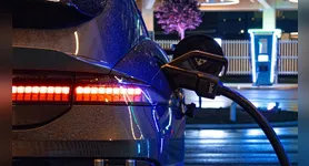Algumas marcas de carros elétricos e celulares demoram a carregar após 80% de carga