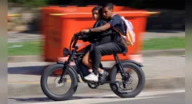 Se a lei for aprovada, adolecentes abaixo de 16 anos não poderão usar as bicicletas elétricas