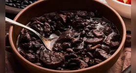 A feijoada é um prato muito querido pelos brasileiros e atende tanto no dia a dia como em ocasiões especiais