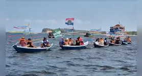 A busca dos mastros marca o inicio da festa do Sairé, em Alter do Chão, no Pará.