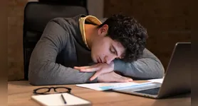 Fazer pequenas pausas, movimentar o corpo, controlar a alimentação e até escolher uma música adequada estão entre as estratégias que podem contribuir para afastar o sono.