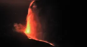 Monte Etna, na Sicília, está em atividade desde julho e atrai turistas que acompanham a erupção