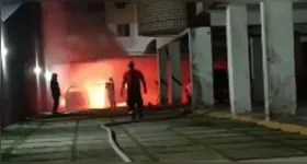 Chamas atingiram carros estacionados em edifício na avenida Lomas Valentinas, em Belém.
