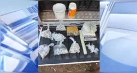 Drogas foram encontradas escondidas em potes de creme de cabelo durante a ocorrência.