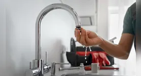 Desgaste do reparo interno está entre as causas mais comuns de torneiras pingando.