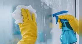 Sacola plástica pode ser usada como aliada na limpeza de superfícies da casa.