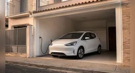 Carros elétricos usados tiveram forte desvalorização e podem ser encontrados por menos de R$ 100 mil, mas exigem cuidados específicos antes da compra.