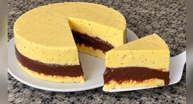 Mousse de maracujá de corte combina uma camada cremosa da fruta com brigadeiro e fica firme após horas na geladeira.