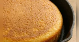 Bolo de frigideira é opção rápida para o café da manhã ou lanche e fica pronto em cerca de 10 minutos.