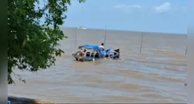 Lancha escolar naufragou na Baía do Marajó, em Muaná, com 11 crianças a bordo. Duas ficaram feridas no acidente.