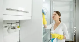 Hábitos simples do dia a dia podem favorecer manchas, mau cheiro e acúmulo de sujeira dentro do eletrodoméstico.