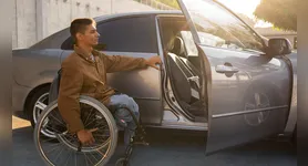 Nova lei permite financiar veículos novos e itens de adaptação para profissionais de transporte com deficiência e táxis acessíveis.