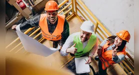 Mercado de trabalho brasileiro registra queda no desemprego e recorde no número de pessoas ocupadas.