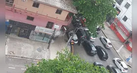 Árvore caiu sobre carro na avenida Alcindo Cacela, próximo à José Malcher, em Belém.
