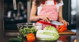 Saladas e sopas preparadas com vegetais podem fazer parte de uma alimentação equilibrada.