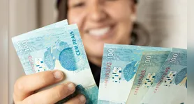 Trabalhadores com carteira assinada têm direito ao pagamento do 13º salário; primeira parcela deve ser paga até 30 de novembro.