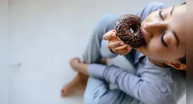 Vontade de comer doce depois das refeições pode estar relacionada a hábitos, emoções e associações criadas pelo cérebro.