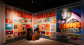 “Chaves: A Exposição” reúne cenários da Vila e personagens que marcaram gerações; crianças de até 12 anos terão entrada gratuita durante o feriado.
