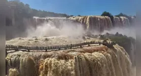 Aumento da vazão do Rio Iguaçu levou à interdição preventiva da passarela e de trilhas nas Cataratas do Iguaçu, no Paraná.