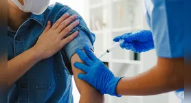 Vacina experimental contra o câncer desenvolvida pela Moderna e pela Merck utiliza tecnologia de RNA mensageiro para estimular a resposta imunológica contra o melanoma.