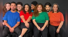 Nesta temporada, a montagem ganha um elemento inédito. Ao final de cada apresentação, a plateia escolhe três palavras que servem de ponto de partida para uma cena de improviso criada ao vivo pelos atores.