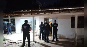 Os agentes atuaram no cumprimento de mais de 100 mandados expedidos pela Justiça e apreenderam diversos objetos e pertences, como veículos, celulares, armas caseiras, simulacros de arma de fogo, joias, documentos, além da apreensão de mais de R$ 10 mil em espécie.