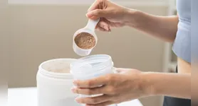 A substância conhecida como Whey Protein tem como principal constituinte a proteína do leite e ajuda no ganho de massa muscular, principalmente por quem pratica musculação.