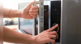 A gordura e os respingos de molho acumulados nas paredes internas do micro-ondas podem ser difíceis de remover apenas com um pano seco ou produtos de limpeza convencionais.