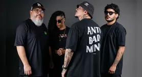 O gênero jamaicano funciona como base para uma sonoridade atravessada pelo brega, carimbó e guitarrada, além de referências de MPB, hip hop, samba e rock que fizeram parte da experiência musical dos integrantes em Belém
