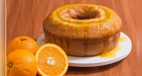 A preparação não leva farinha de trigo nem açúcar adicionado e combina o sabor cítrico da fruta com uma massa macia e delicada.