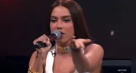 Durante a atração, Anitta comentou as apresentações dos participantes e também opinou sobre os figurinos escolhidos por alguns deles.