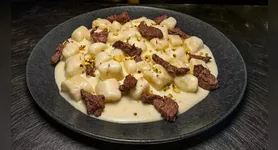 O costume envolve colocar uma moeda ou cédula embaixo do prato e comer os primeiros sete pedaços enquanto mentaliza desejos de abundância