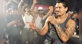 Ao ver o deboche envolvendo o atual relacionamento da ex-namorada, Zé Felipe paralisou a apresentação e xingou o fã.