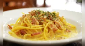 Nesta versão, o espaguete sem glúten é combinado com bacon dourado e um creme feito com ovos e queijo zero lactose. A água utilizada no cozimento da massa ajuda a dar cremosidade ao molho.