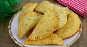 O pastel com apenas dois ingredientes é a prova de que essa receita pode ser irresistível.